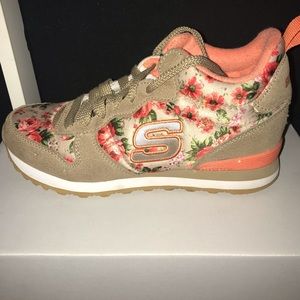 rose Skechers with heel